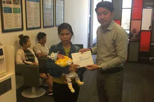 Đông đảo bạn đọc giúp đỡ bé gái bị bong võng mạc