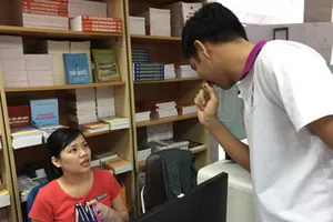 Cấm học vì photo giáo trình, hiệu trưởng nói gì?