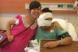 Người đẹp khuyết tật và chàng trai có khối u che mặt