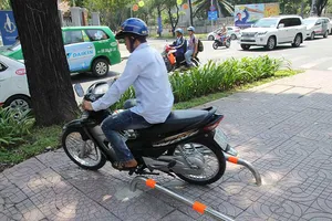 Đặt barie trên vỉa hè là sai luật!