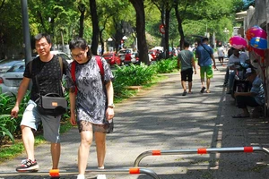 Barie trên vỉa hè: Càng giữ càng sai! 