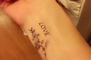 Hình xăm hoa hồng và vết sẹo chiến tranh 