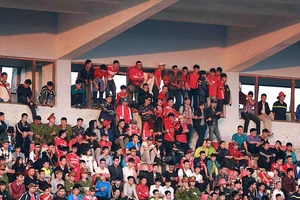 Tiếng chửi đồng thanh trên sân Lạch Tray