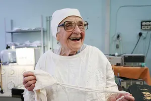 89 tuổi làm bác sĩ phẫu thuật già nhất thế giới