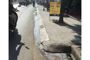 Quán cơm xả nước thải trực tiếp ra đường