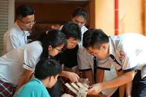 Thầy trò làm phim, chế tạo đèn cho dân xài