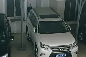 Doanh nghiệp tặng 2 xe Lexus cho Cà Mau