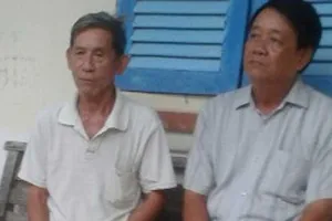 Đánh bài ăn thịt gà, 4 người già bị phạt 