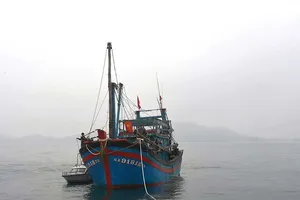 Cứu chín ngư dân nguy cơ chìm tàu trên biển