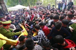 Tranh cướp tại lễ hội là suy thoái đạo đức