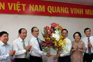 Chủ tịch MTTQ Việt Nam chúc mừng ngành y dịp 27-2