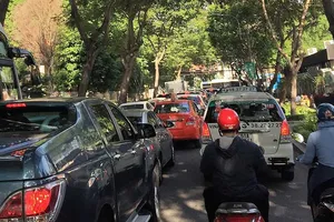 Ô tô dàn ngang, xe máy hết đường!