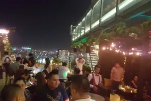 Khổ sở vì quán bar hoạt động trên sân thượng