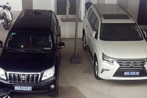 'Chính quyền nhận xe xịn DN tặng là trái luật'