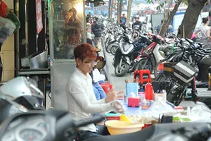 Hà Nội: Hôm trước phạt, hôm sau lại bày bán