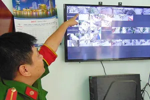 Mắc cỡ vì bị công an buộc phải thu gom rác đổ bậy