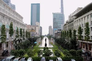 Không cho xe ưu tiên đậu trước trụ sở UBND TP