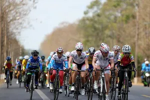 90 tay đua nữ khoe tài sắc