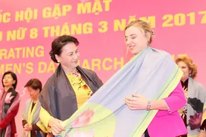 Chủ tịch Quốc hội gặp mặt các nữ đại sứ tại Việt Nam