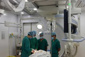 Bệnh viện quận đầu tiên cấy máy tạo nhịp tim vĩnh viễn