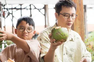 Hai cha con Hoàng Bách đi qua 31 tỉnh, thành