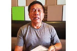 Con bị kiện, tòa cấm cha xuất cảnh 