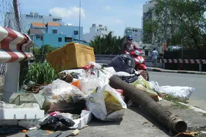 Cầu Lý Phục Man thành bãi rác tự phát