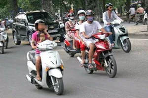 Lái xe nghe điện thoại, dại thì chết