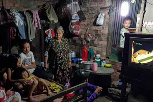 Gia đình 17 người nghèo xơ xác bên dòng kênh đen