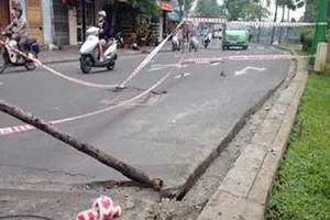 Kinh hoàng sụp cống dưới kênh Nhiêu Lộc