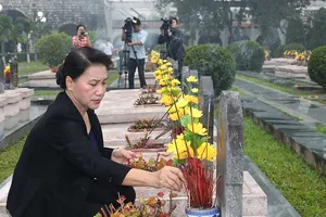 Chủ tịch QH dâng hương tưởng niệm các liệt sĩ Điện Biên