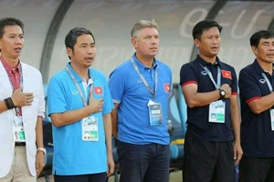 Vì sao VFF cứ để HLV Hoàng Anh Tuấn chịu trận?