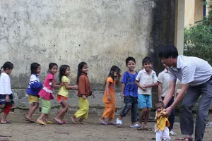 Quảng Ngãi: Thầy giáo ‘liều’ đưa học sinh đi nội trú