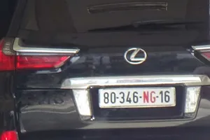 Giám đốc đi xe biển ngoại giao: 'mượn oai hùm'