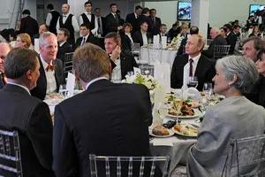 Nghi cựu cố vấn ông Trump từng vi phạm hiến pháp