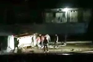 Nổ súng bắt 130 bánh heroin trên 2 ô tô