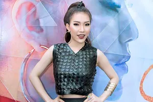 Hoa khôi Hoàng Y Nhung hát Sẽ tốt cho cả ba