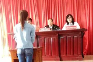 Chủ tọa: 'Chị quá giỏi, tòa phục chị luôn'