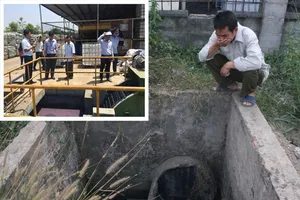 Công ty ngăn mùi thúi ra dân bằng cách...xây tường cao!