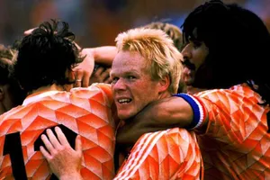 Hà Lan khủng hoảng, Gullit tiến cử HLV Koeman