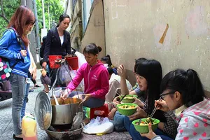 Quận 1 sắp xếp cho dân bán hàng rong trên... Facebook