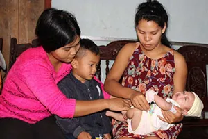 Người mẹ trót dại đã được nhận lại con 