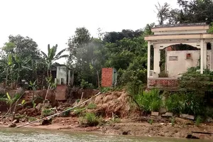 Dưới sông nạo vét, trên bờ nhà dân đua nhau... sập 