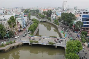 Đề xuất xây hàng loạt bãi xe ‘khủng’ trên kênh 