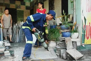 Kẻ khóc, người cười bên cái vỉa hè