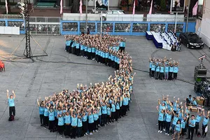 Hàng ngàn bạn trẻ nhảy flashmob kêu gọi tắt điện