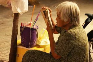 Bà Trình nghiện sách cũ