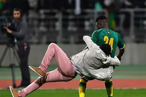 CĐV Bờ Biển Ngà xuống sân quật ngã cầu thủ Senegal