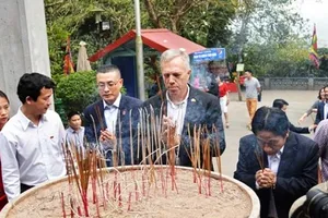 Đại sứ Mỹ đạp xe lên đền Hùng dâng hương