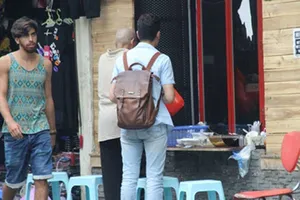 Dân Hà Nội chắt chiu từng mét vuông vỉa hè để mưu sinh